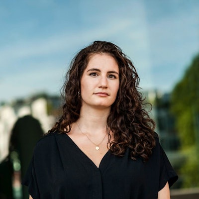 Die Autorin Lisa Roy trägt ein schwarzes Oberteil.