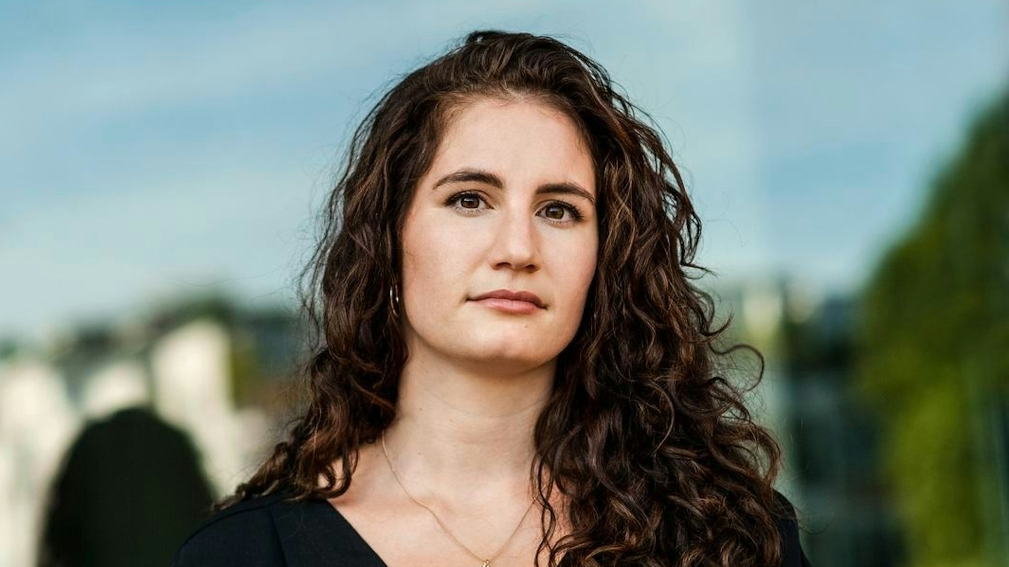 Die Autorin Lisa Roy trägt ein schwarzes Oberteil.