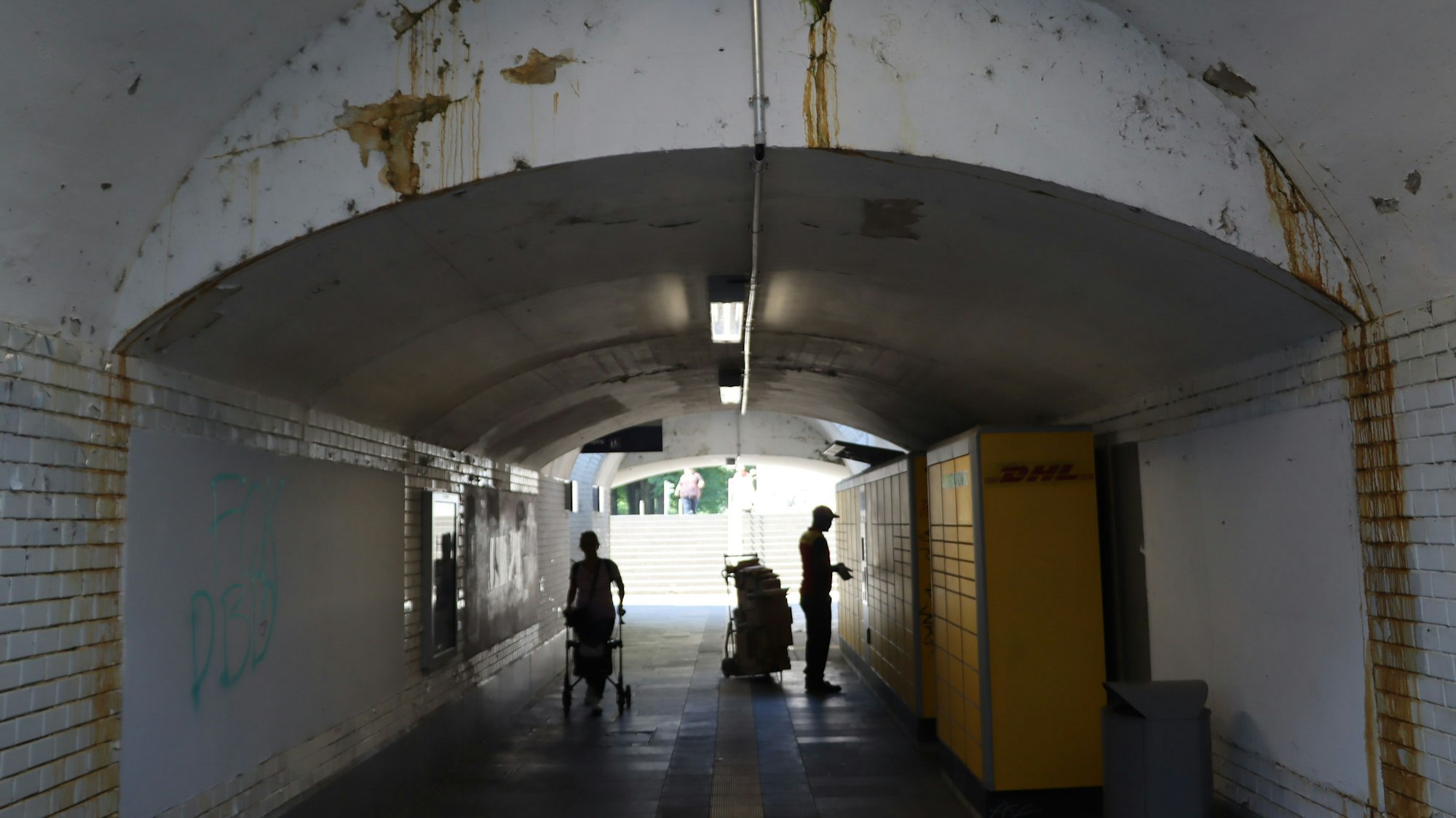 Das Foto zeigt die Unterführung am Bahnhof Brühl. Pendler haben dem Bahnhof längst einen Spitznamen gegeben: Bahnhof des Grauens.