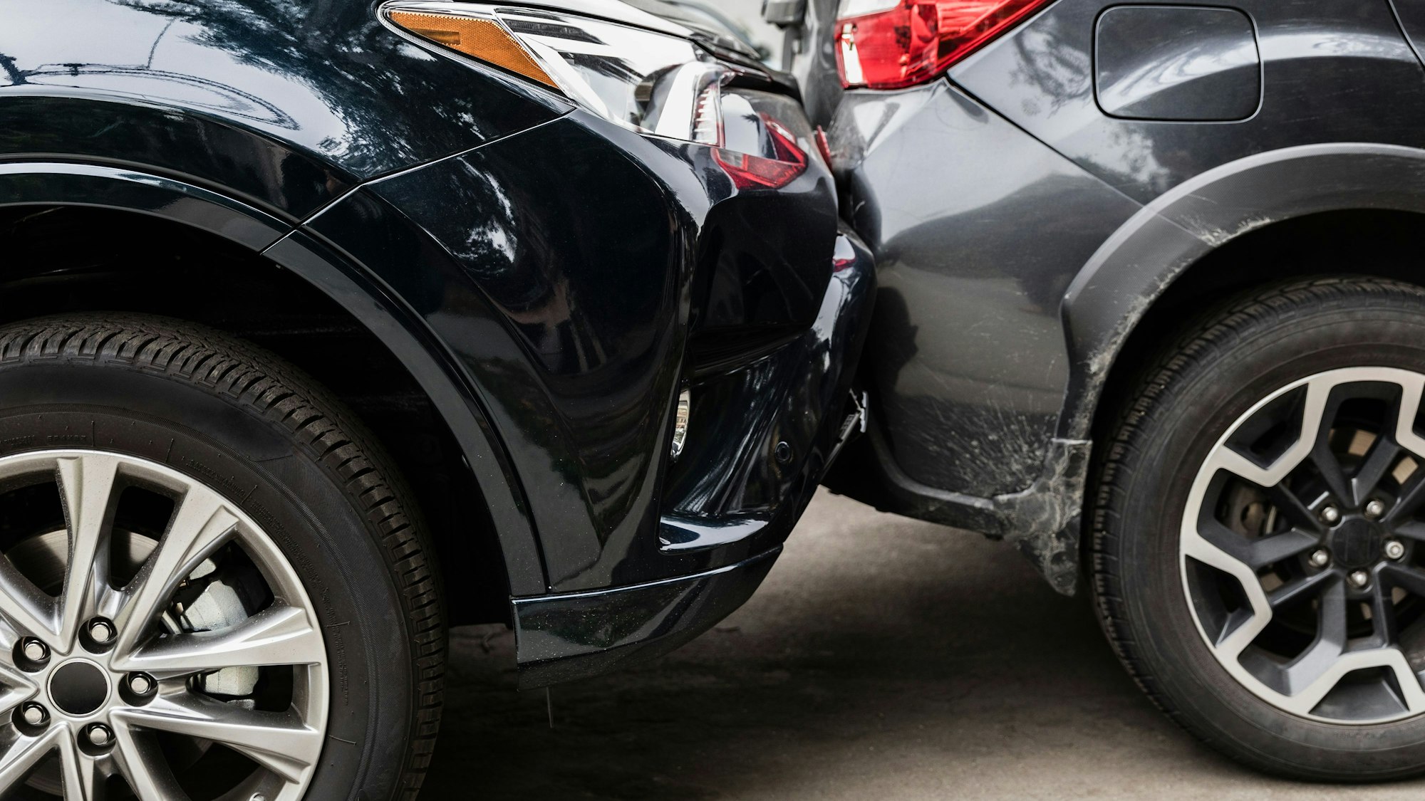 Detailfoto eines Auffahrunfalls mit Blechschaden