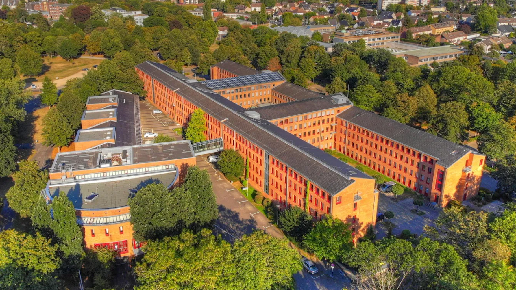 Das Foto zeigt ein Luftbild der Kreisverwaltung in Bergheim.