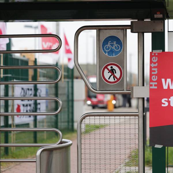 An einem Eingang des Düsseldorfer Verkehrsunternehmens Rheinbahn hängt ein Warnstreik-Plakat.