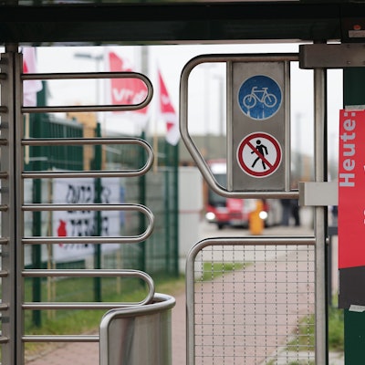 An einem Eingang des Düsseldorfer Verkehrsunternehmens Rheinbahn hängt ein Warnstreik-Plakat.