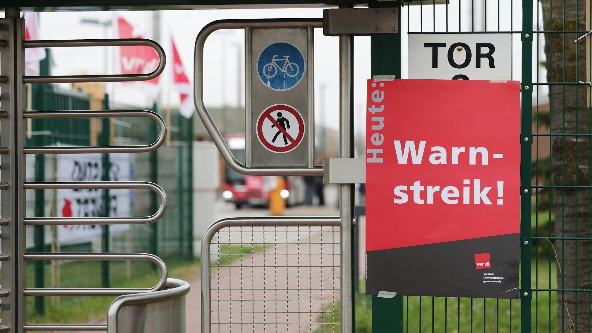 An einem Eingang des Düsseldorfer Verkehrsunternehmens Rheinbahn hängt ein Warnstreik-Plakat.