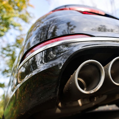 Ein Pkw mit doppeltem Auspuff steht auf einem Parkplatz. In der EU dürfen ab 2035 keine Neuwagen mehr verkauft werden, die mit Benzin oder Diesel fahren.