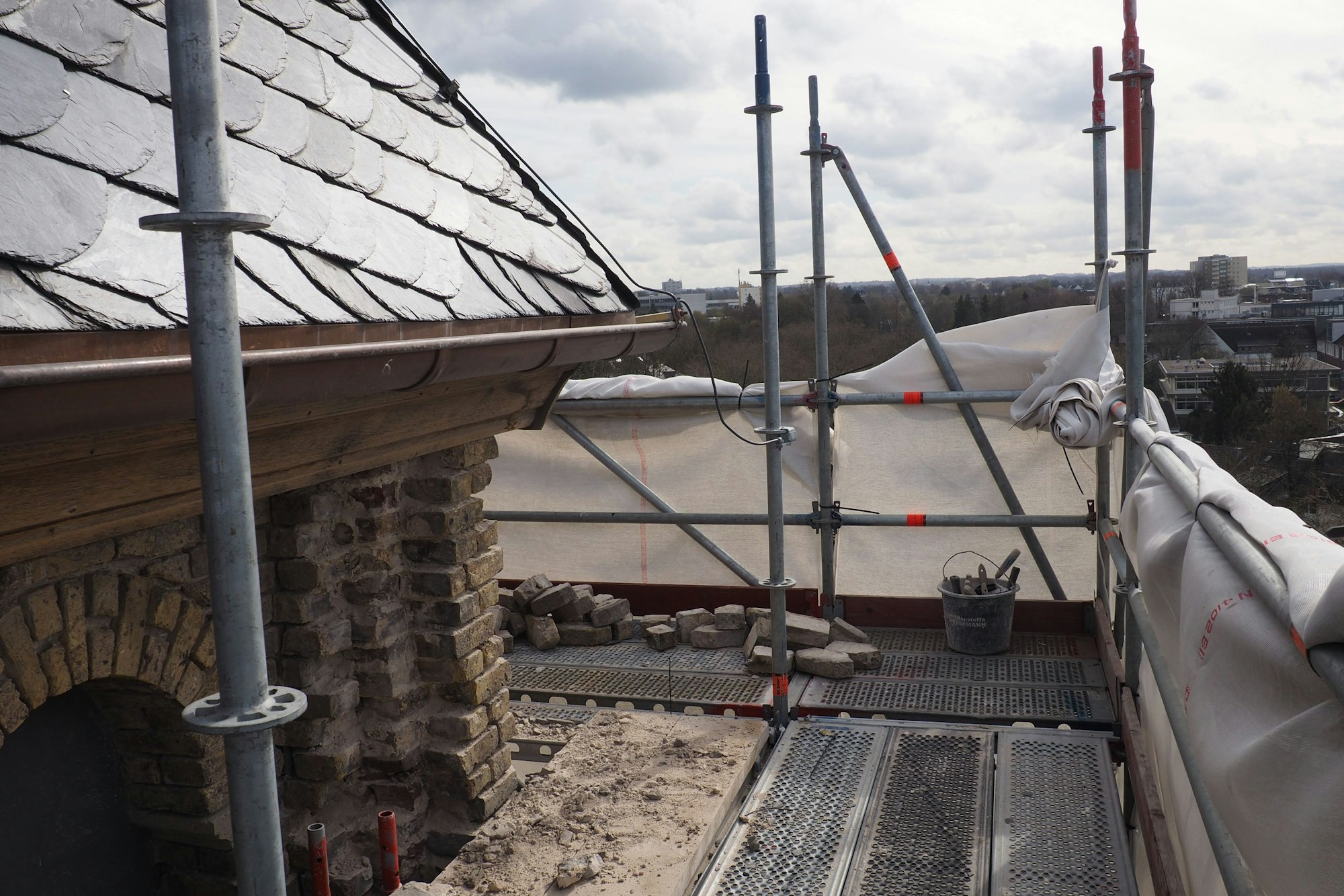 Arbeiten Sanierungn Kirchturm Bielertkirche Leverkusen-Opladen, auf dem Gerüst an der Turmspitze.