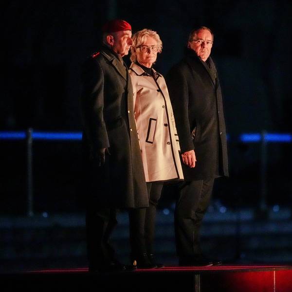 Großer Zapfenstreich: Carsten Breuer (l), Generalinspekteur der Bundeswehr, und Boris Pistorius (SPD, r), Bundesminister der Verteidigung, verabschieden die frühere Verteidigungsministerin Christine Lambrecht (SPD).