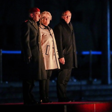Großer Zapfenstreich: Carsten Breuer (l), Generalinspekteur der Bundeswehr, und Boris Pistorius (SPD, r), Bundesminister der Verteidigung, verabschieden die frühere Verteidigungsministerin Christine Lambrecht (SPD).