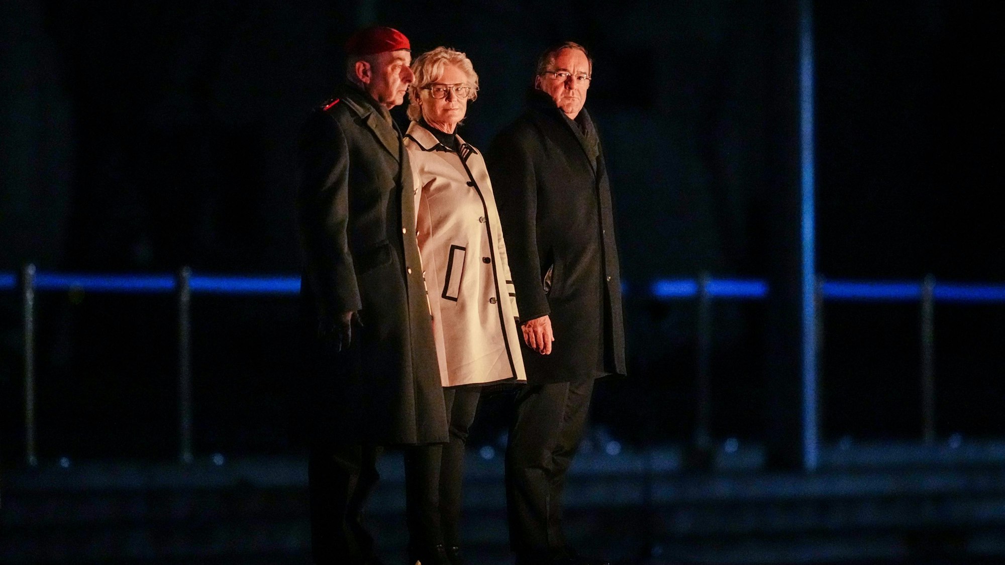 Großer Zapfenstreich: Carsten Breuer (l), Generalinspekteur der Bundeswehr, und Boris Pistorius (SPD, r), Bundesminister der Verteidigung, verabschieden die frühere Verteidigungsministerin Christine Lambrecht (SPD).