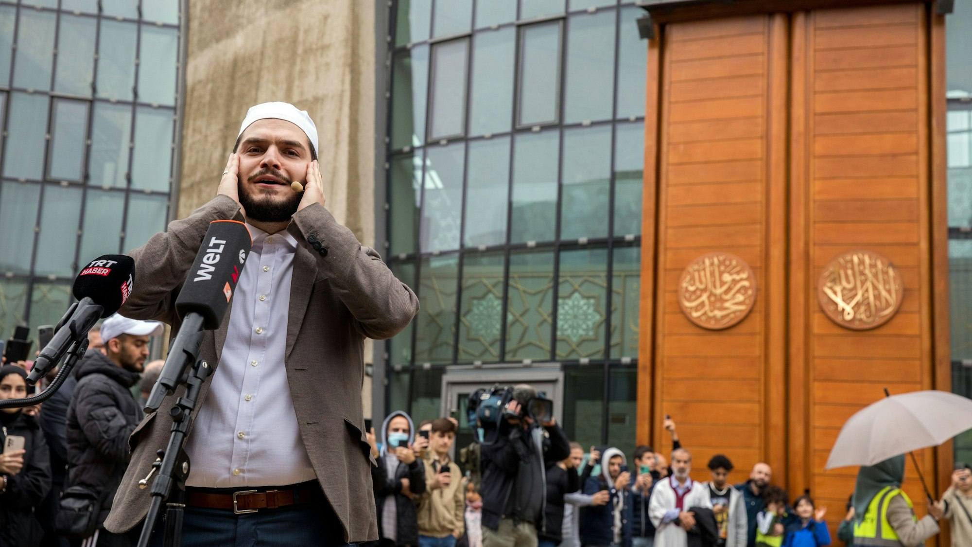 Erster öffentlicher Gebetsruf zum Freitagsgebet in der Moschee in Ehrenfeld. Im Bild Imam Mustafa Kader.