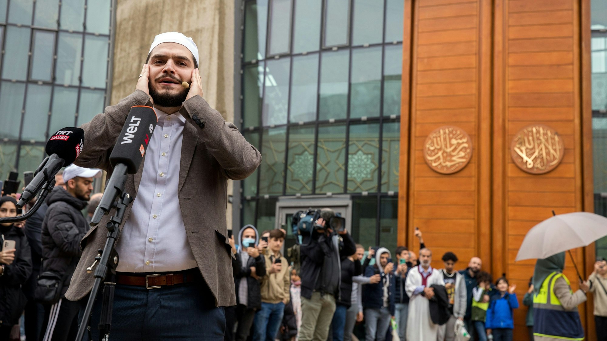 Daas Bild zeigt Imam Mustafa Kader vor der Moschee in Ehrenfeld.