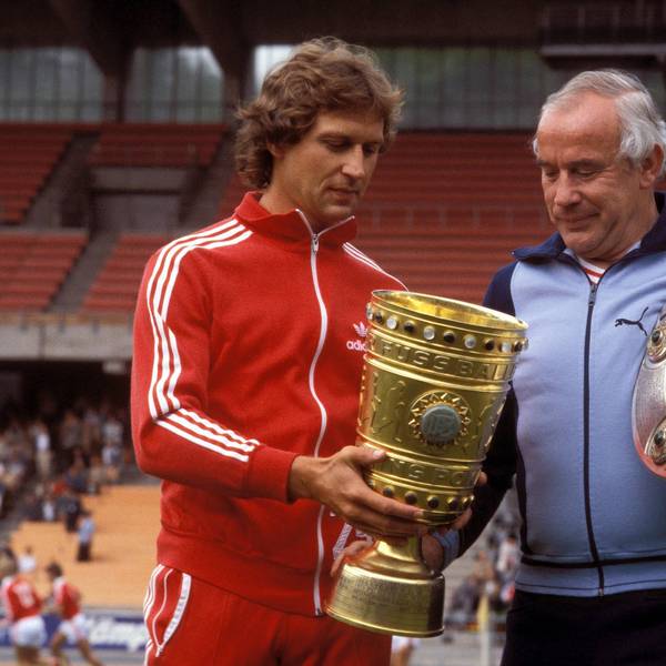 Der Euskirchener Heinz Flohe und Trainer Hennes Weisweiler (r.) gewannen mit dem 1. FC Köln die Meisterschaft und den Pokal.