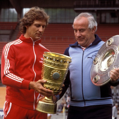 1978: Heinz Flohe (li.) und Trainer Hennes Weisweiler mit dem DFB-Pokal und der Meisterschale.