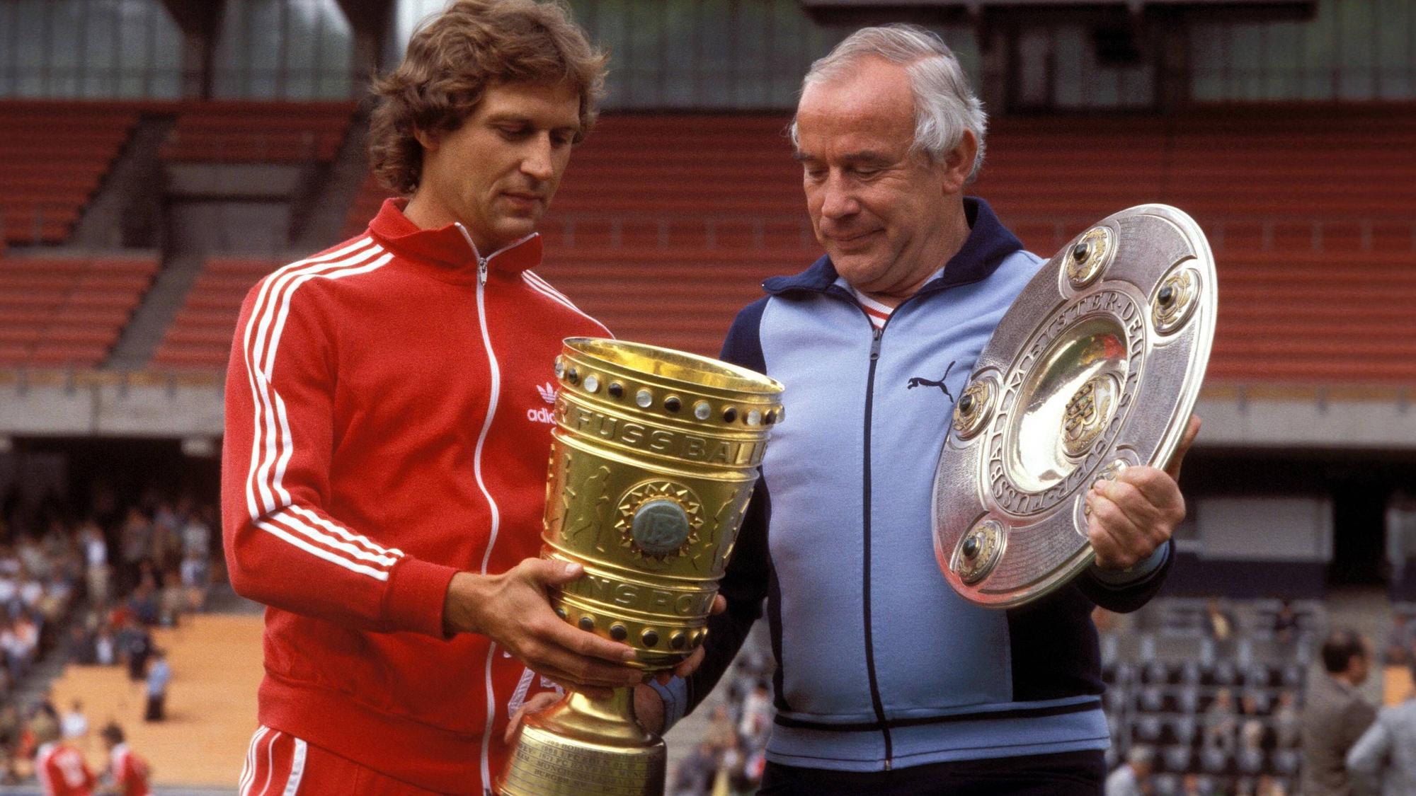 1978: Heinz Flohe (li.) und Trainer Hennes Weisweiler mit dem DFB-Pokal und der Meisterschale.