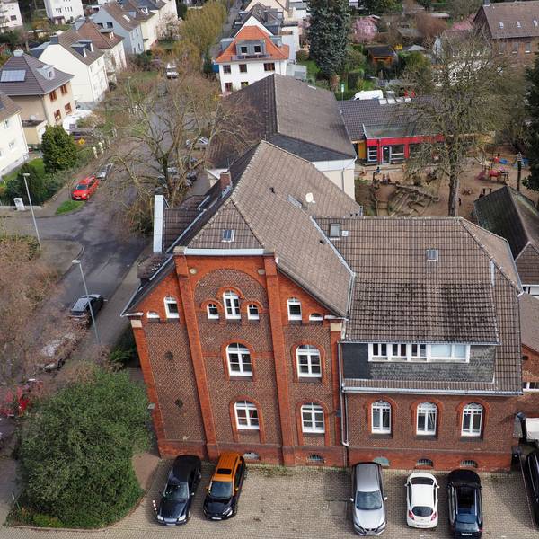 Bielertkirche in Opladen: Das Gemeindehaus aus rotem Backstein.