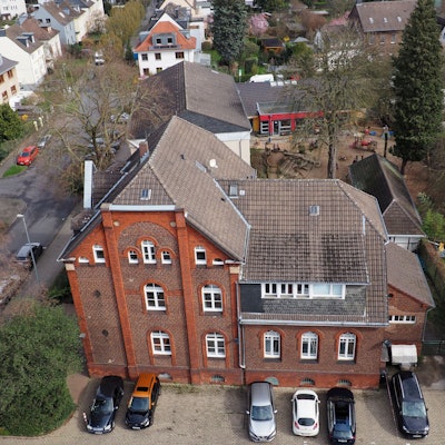 Bielertkirche in Opladen: Das Gemeindehaus aus rotem Backstein.