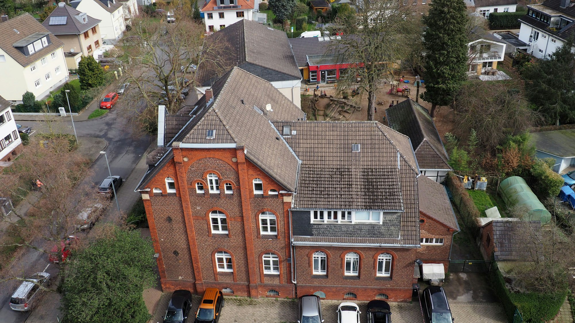 Bielertkirche in Opladen: Das Gemeindehaus aus rotem Backstein.