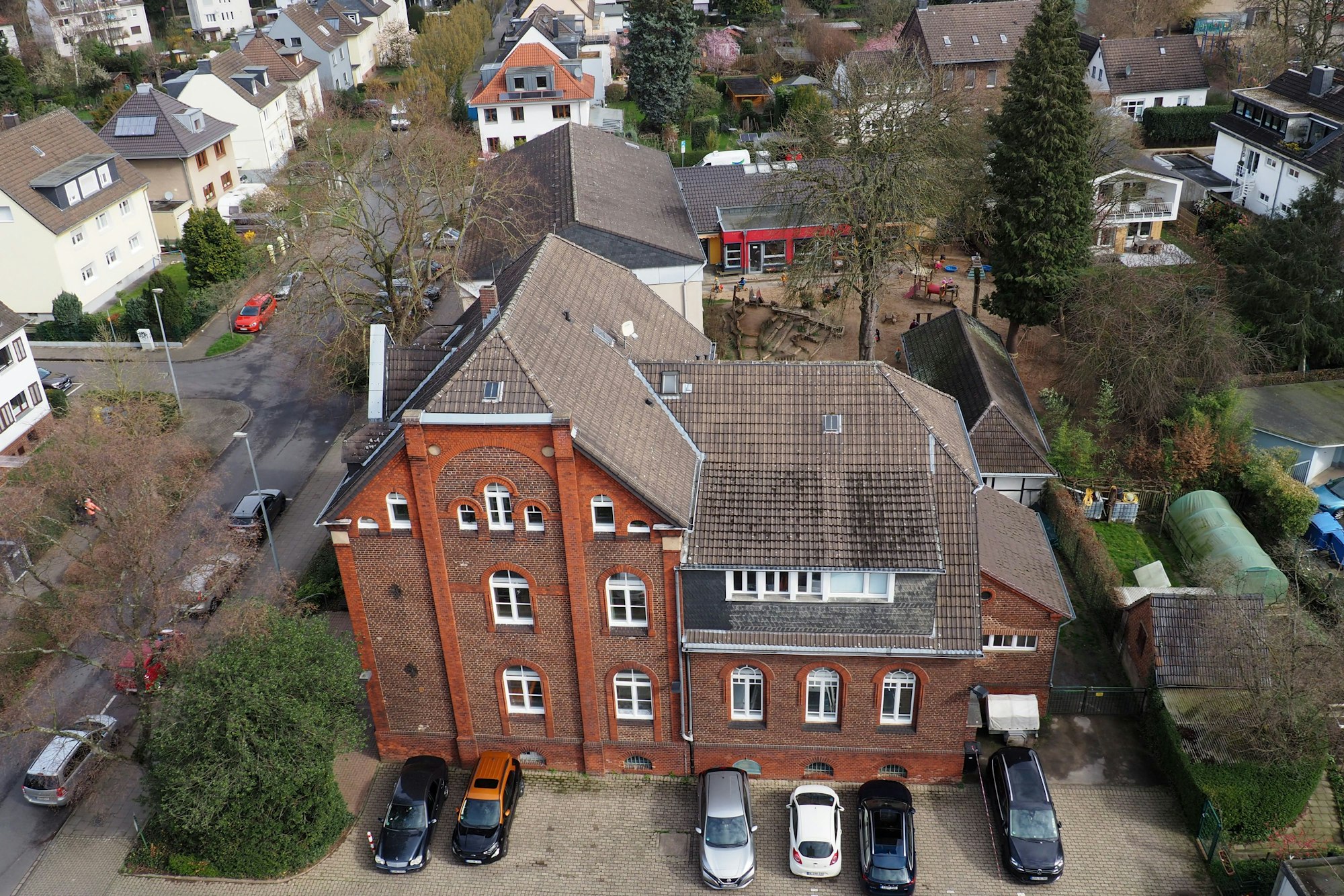 Das Bielert-Areal mit Gemeindehaus und dahinterliegender Kita in der Bielertstraße, aufgenommen vom Gerüst der Kirchturmspitze.