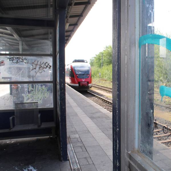 Immer wieder beklagen sich die Bergheimer über Vandalismus und Schmierereien am Bahnhof Quadrath-Ichendorf. Mit ihren Forderungen nach Videoüberwachung waren sie bisher bei der Deutschen Bahn abgeblitzt. Jetzt werden doch Kameras installiert. Das Land zahlt dafür 80 000 Euro. Foto: Pinner