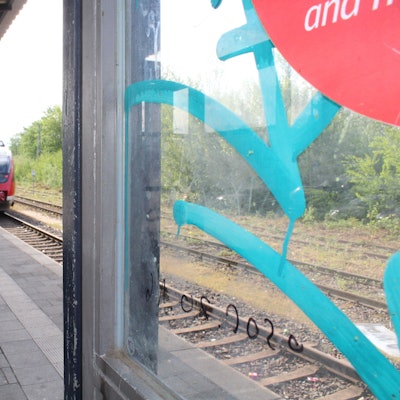 Immer wieder beklagen sich die Bergheimer über Vandalismus und Schmierereien am Bahnhof Quadrath-Ichendorf. Mit ihren Forderungen nach Videoüberwachung waren sie bisher bei der Deutschen Bahn abgeblitzt. Jetzt werden doch Kameras installiert. Das Land zahlt dafür 80 000 Euro. Foto: Pinner