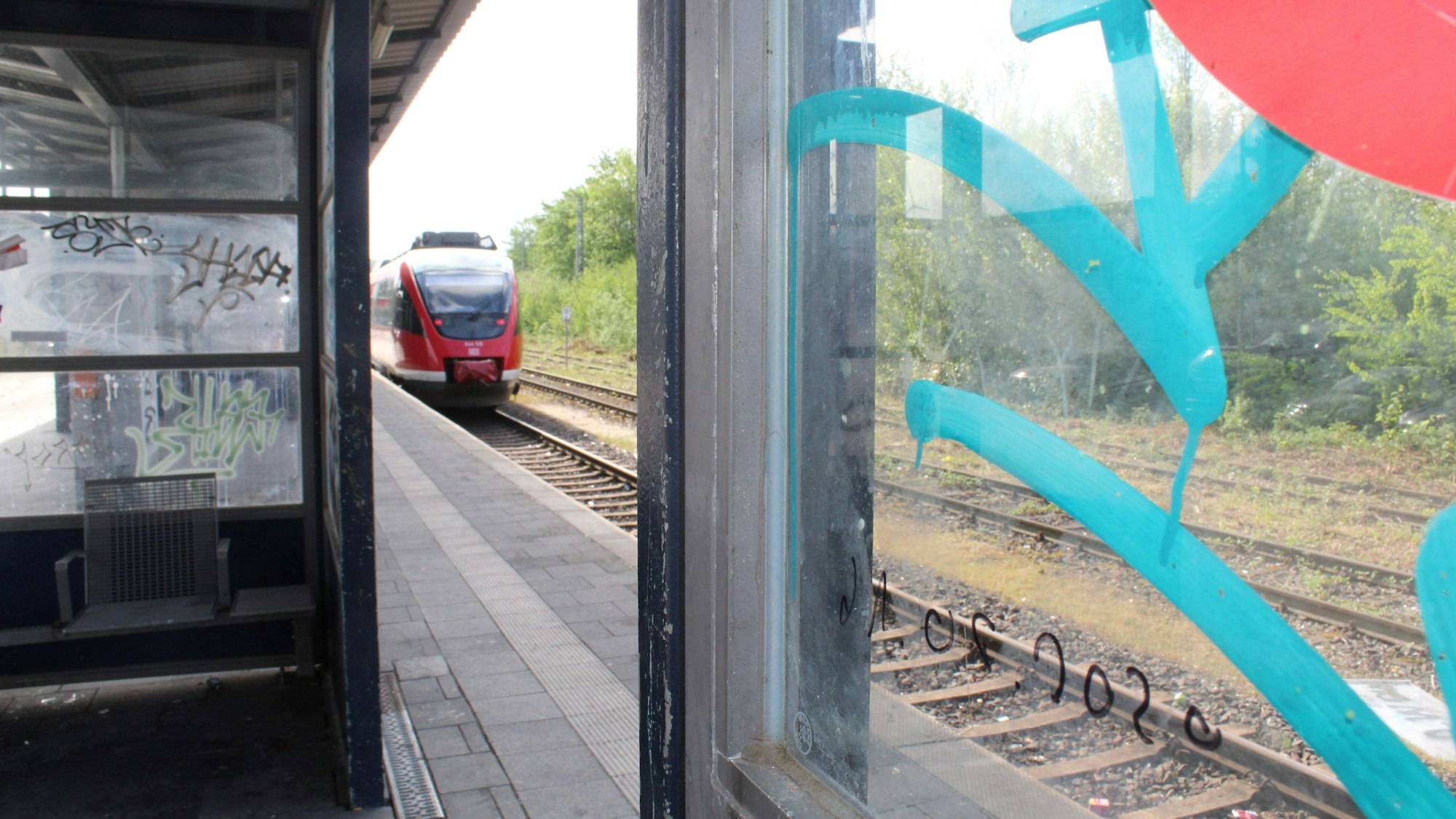 Immer wieder beklagen sich die Bergheimer über Vandalismus und Schmierereien am Bahnhof Quadrath-Ichendorf. Mit ihren Forderungen nach Videoüberwachung waren sie bisher bei der Deutschen Bahn abgeblitzt. Jetzt werden doch Kameras installiert. Das Land zahlt dafür 80 000 Euro. Foto: Pinner