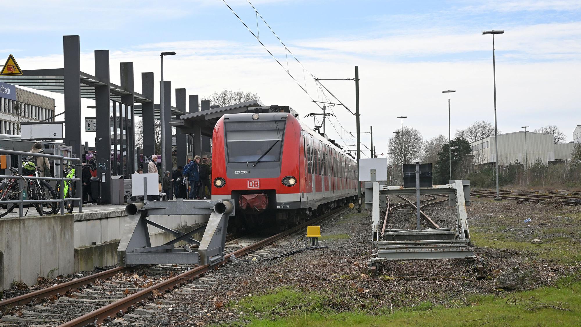 Die S11 steht am Bahnhof in Bergisch Gladbach.