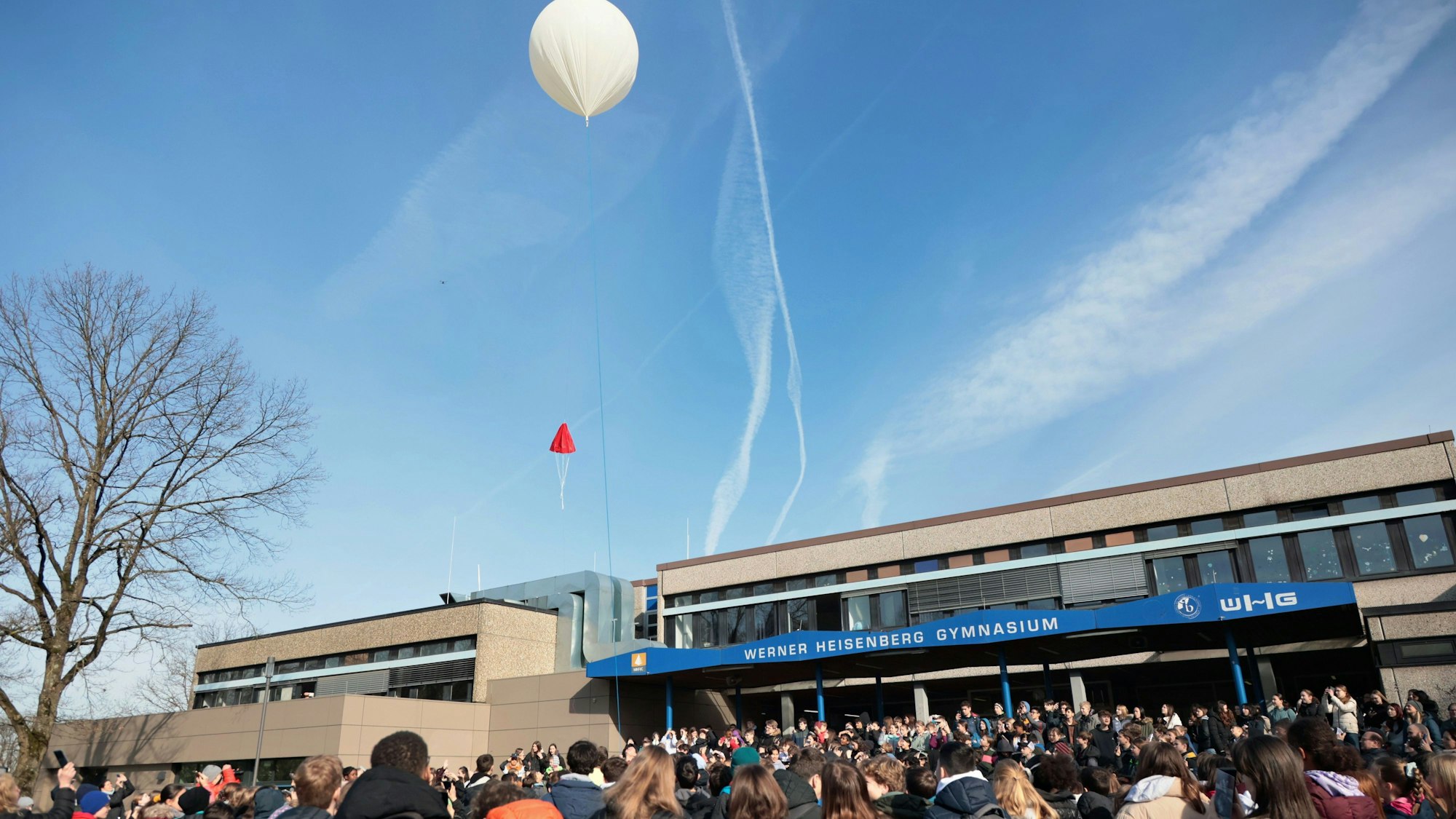 Leverkusen Start des WHG Stratosphärenballons vom Schulhof des Werner Heisenberg Gymnasium