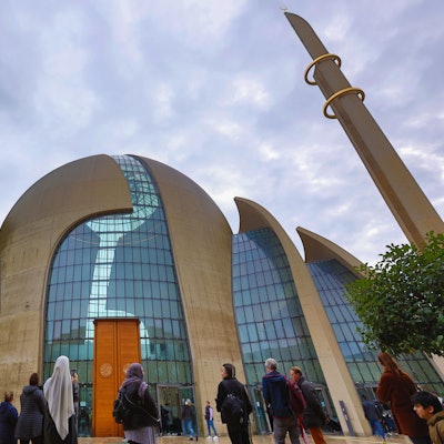 Personen stehen vor der Zentralmoschee in Köln.