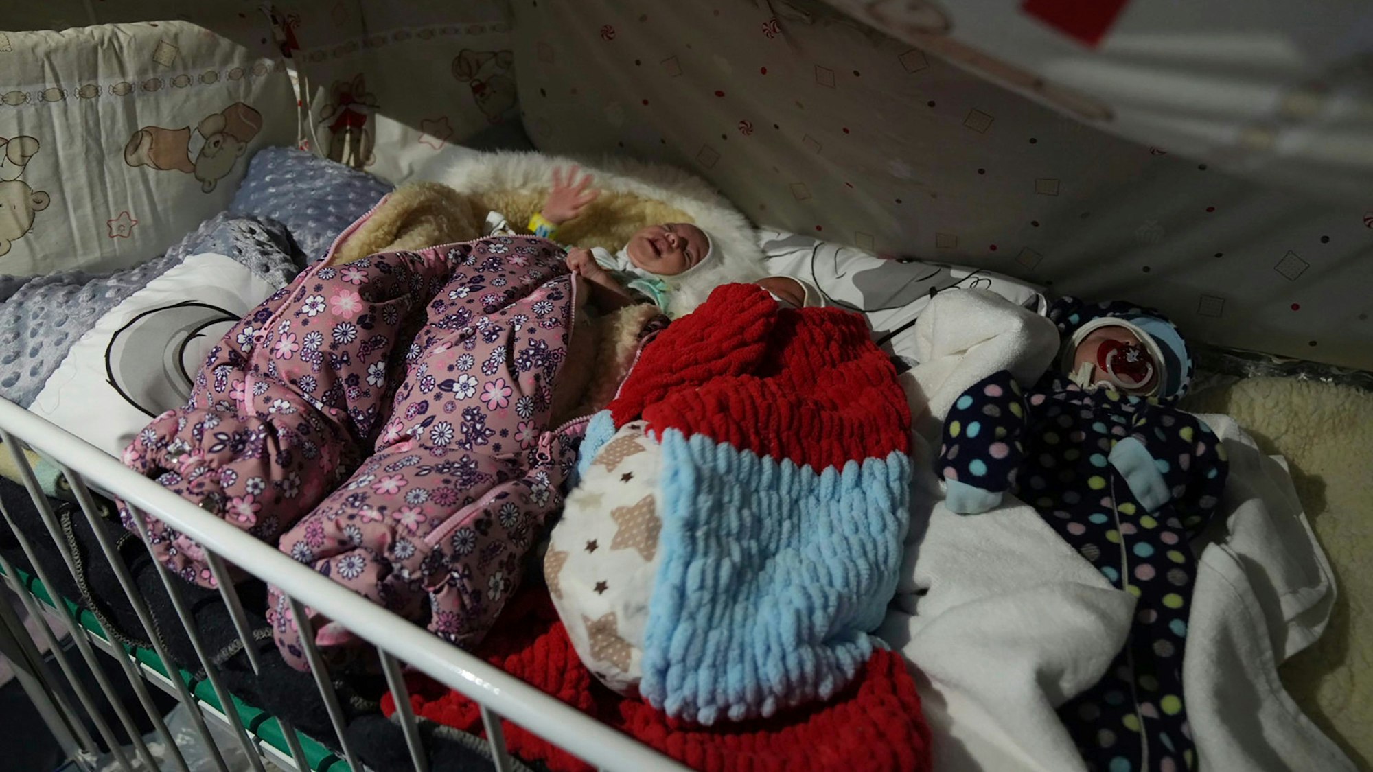 Selbst an einigen Säuglinge gehe die Verschleppung nicht spurlos vorbei, heißt es. Unser Foto zeigt Frühgeborene, die von ihren Eltern zurückgelassen wurden, in einem Krankenhausbett in Mariupol.