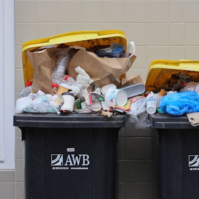 Überfüllte Gelbe Tonne der AWB in Kalk