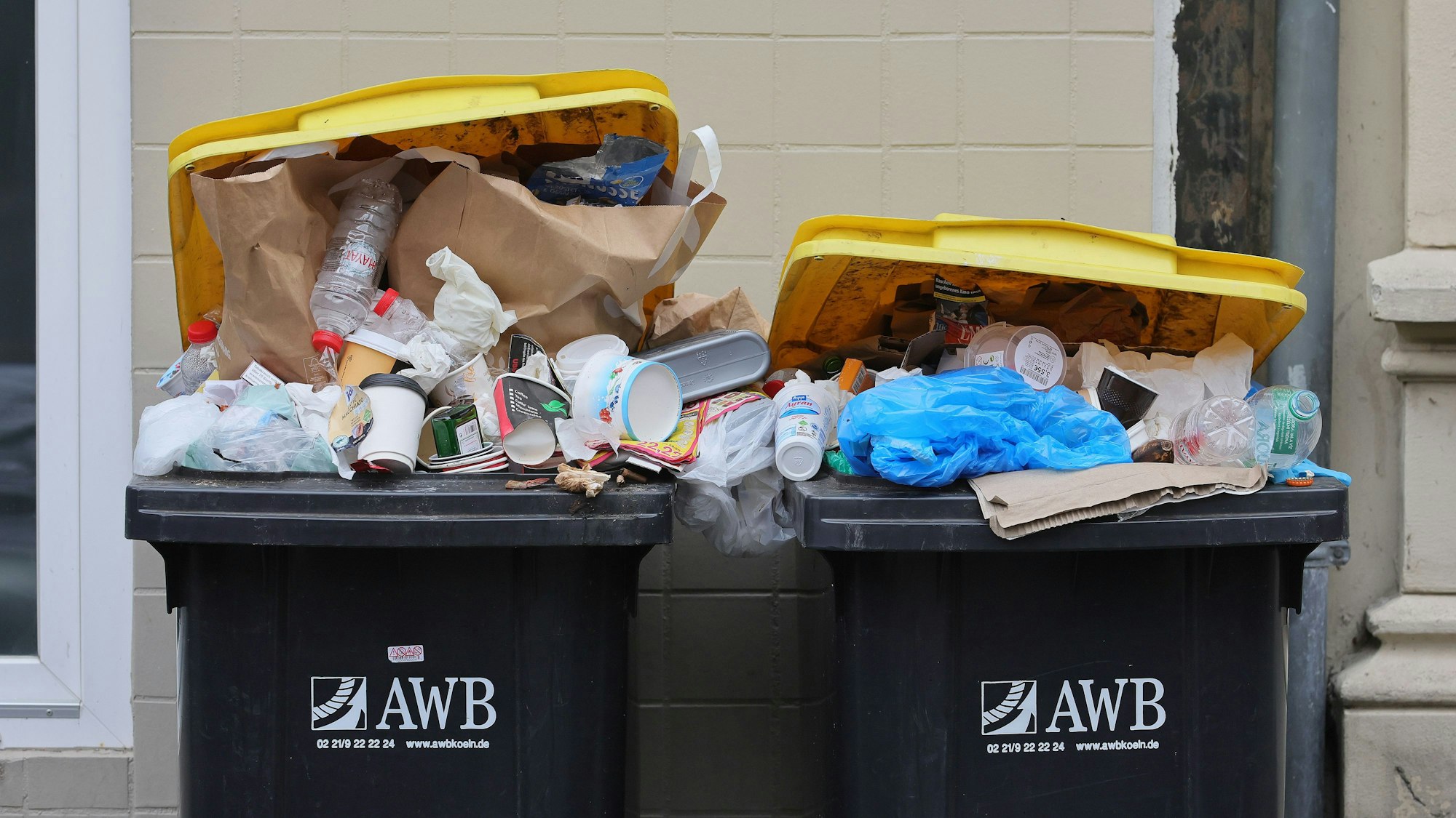 Überfüllte Gelbe Tonne der AWB in Kalk