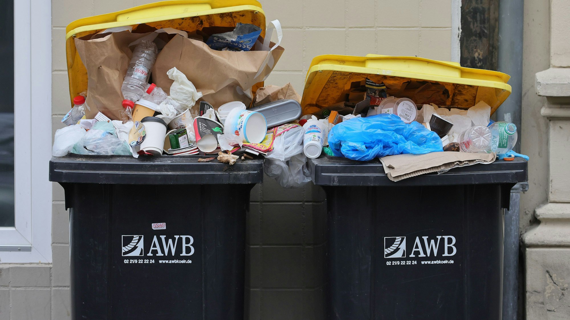 Überfüllte Gelbe Tonne der AWB in Kalk