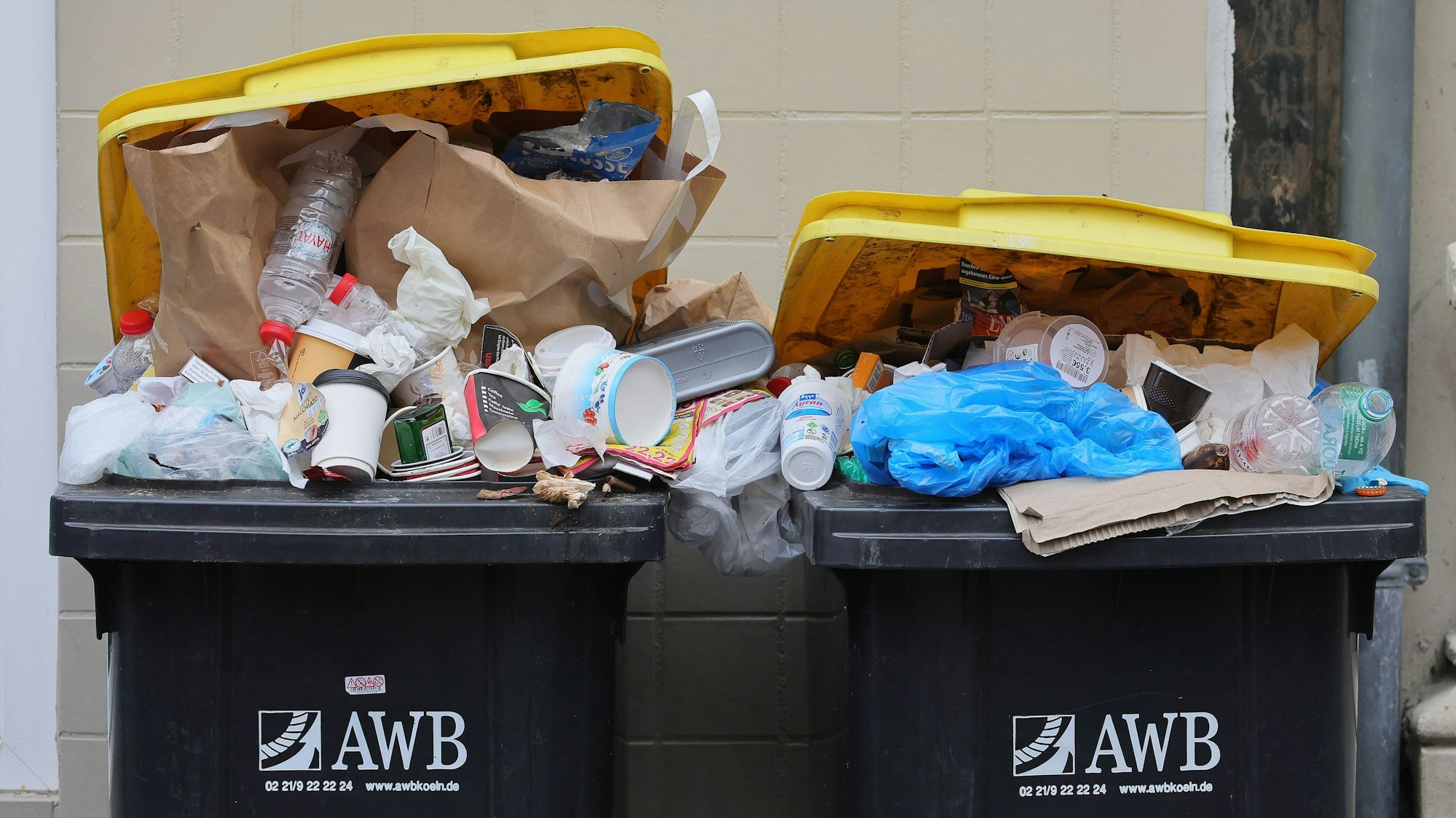 Eine überfüllte Gelbe Tonne der AWB in Kalk.