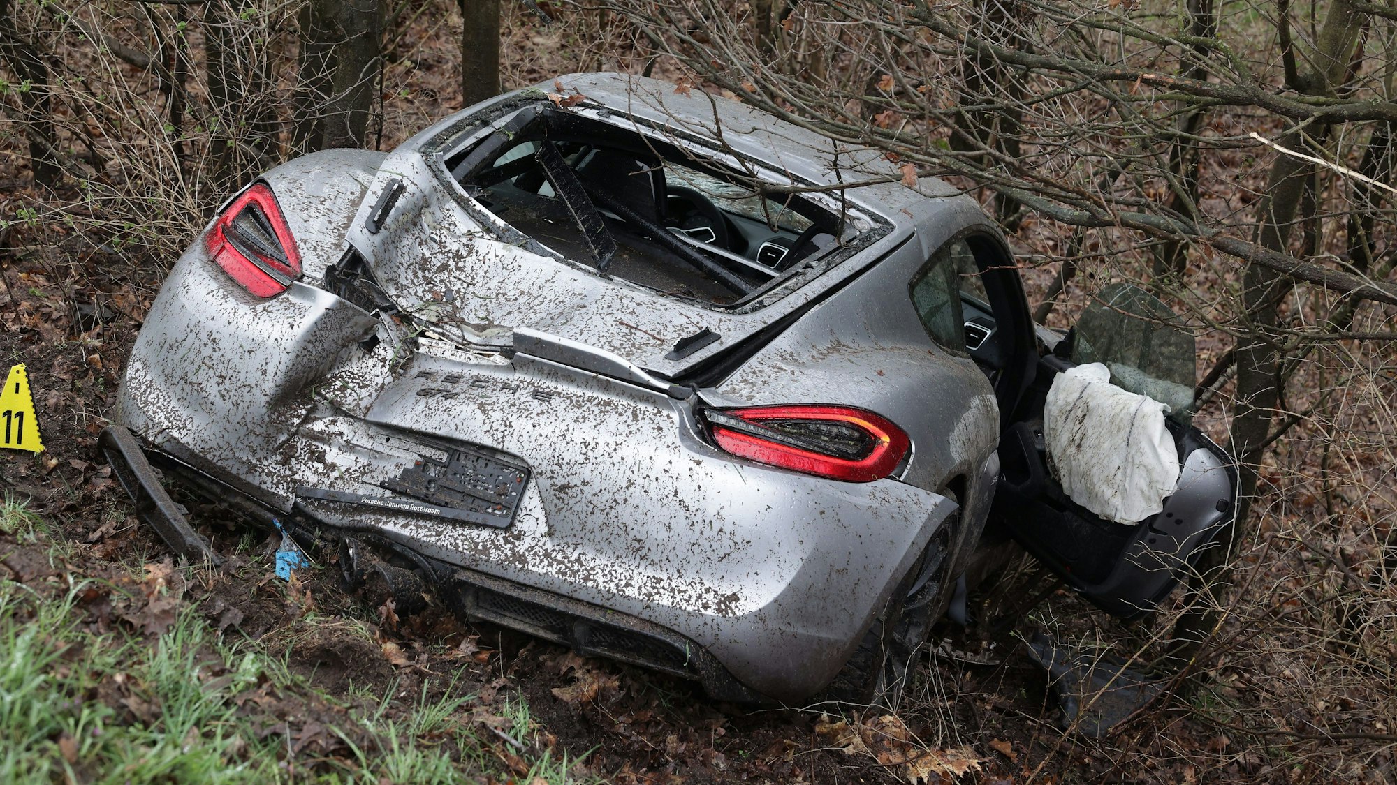 Ein Porsche ist in die Böschung gerutscht: Auf der A3 bei Emmerich sind am Sonntag vier Menschen gestorben.