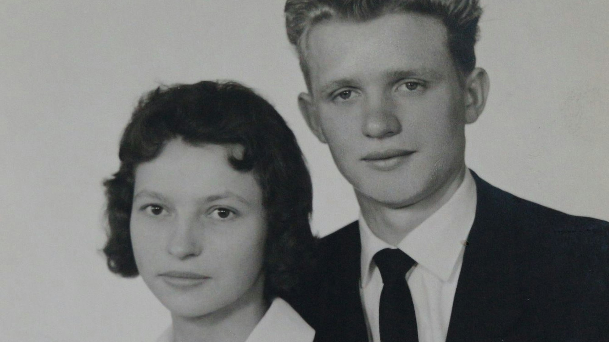 Ein Schwarz-weiß-Bild des Brautpaars.