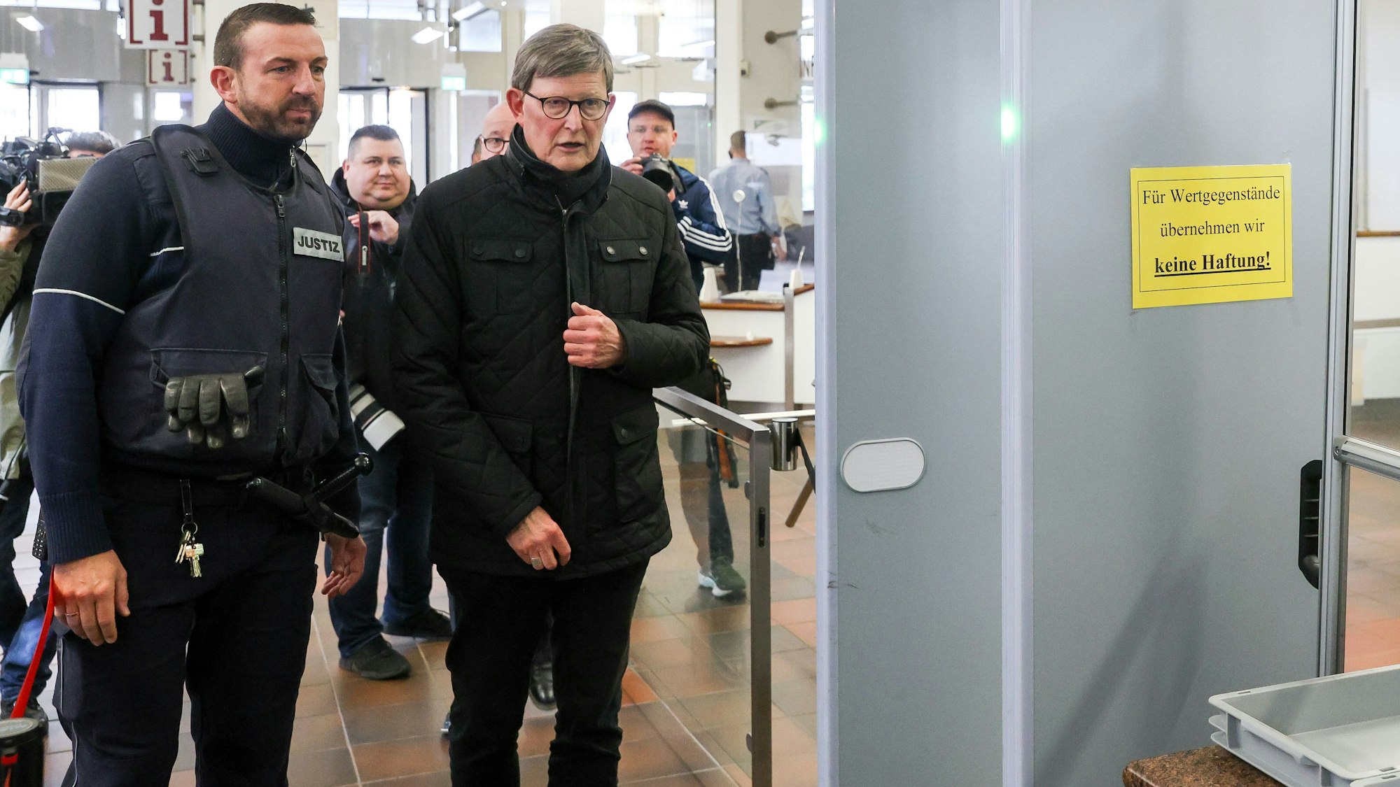 Der Kölner Kardinal Rainer Maria Woelki sprach als Zeuge am Dienstag im Kölner Landgericht. Hier steht er an einem Metalldetektor.