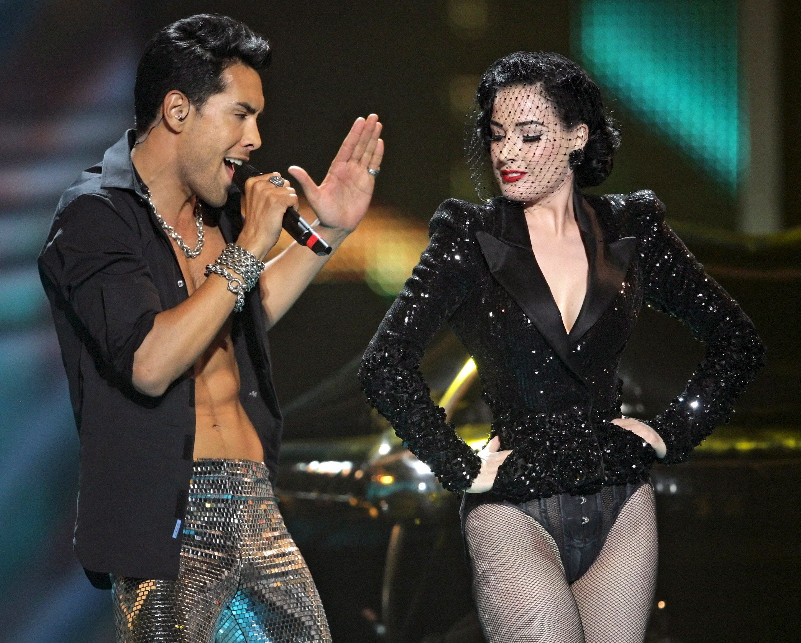 Der Auftritt von Dita Von Teese (r)  brachte „Alex Swings Oscar Sings!“ 2009 kein Glück.