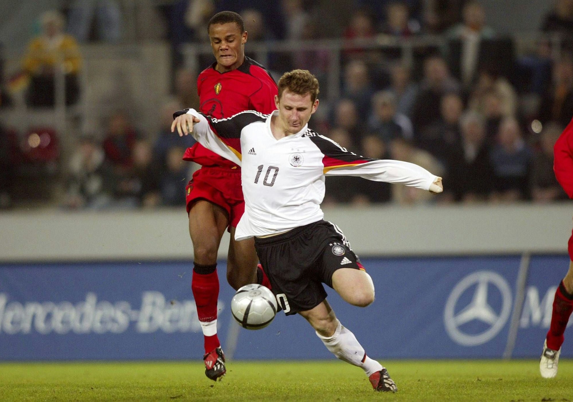 Paul Freier im Trikot der deutschen Nationalmannschaft im Zweikampf gegen den Belgier Vincent Kompany.