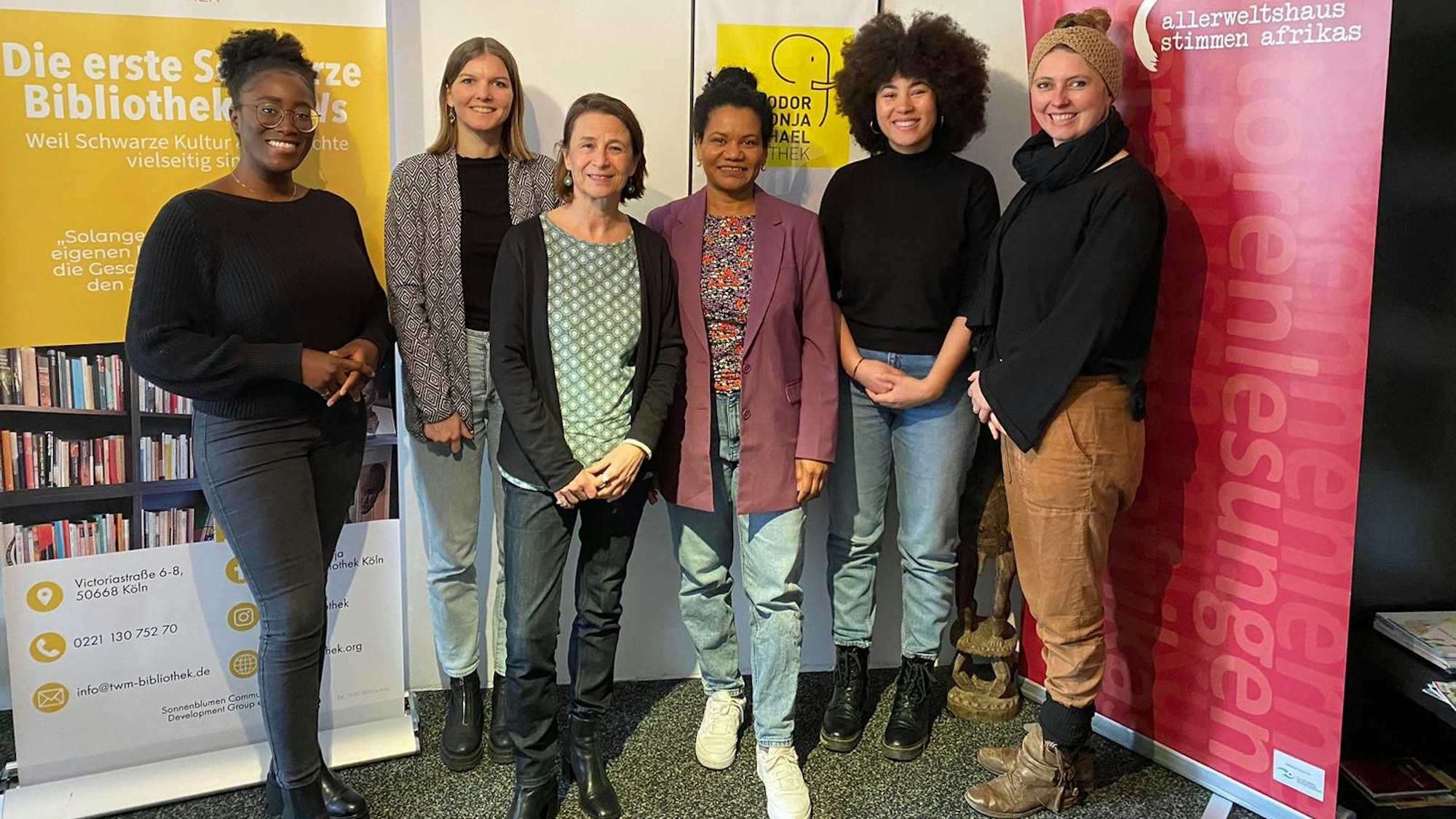 Deborah Aboagye (v. links), Laura Hartmann, Christa Morgenrath, Glenda Obermuller, Sylvie Strickhausen und Eva Wernecke