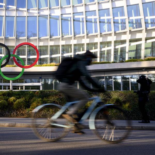 Olympische Ringe vor dem Olympischen Haus, dem Sitz des Internationalen Olympischen Komitees (IOC), bei der Eröffnung der Sitzung des Exekutivrats des IOC.
