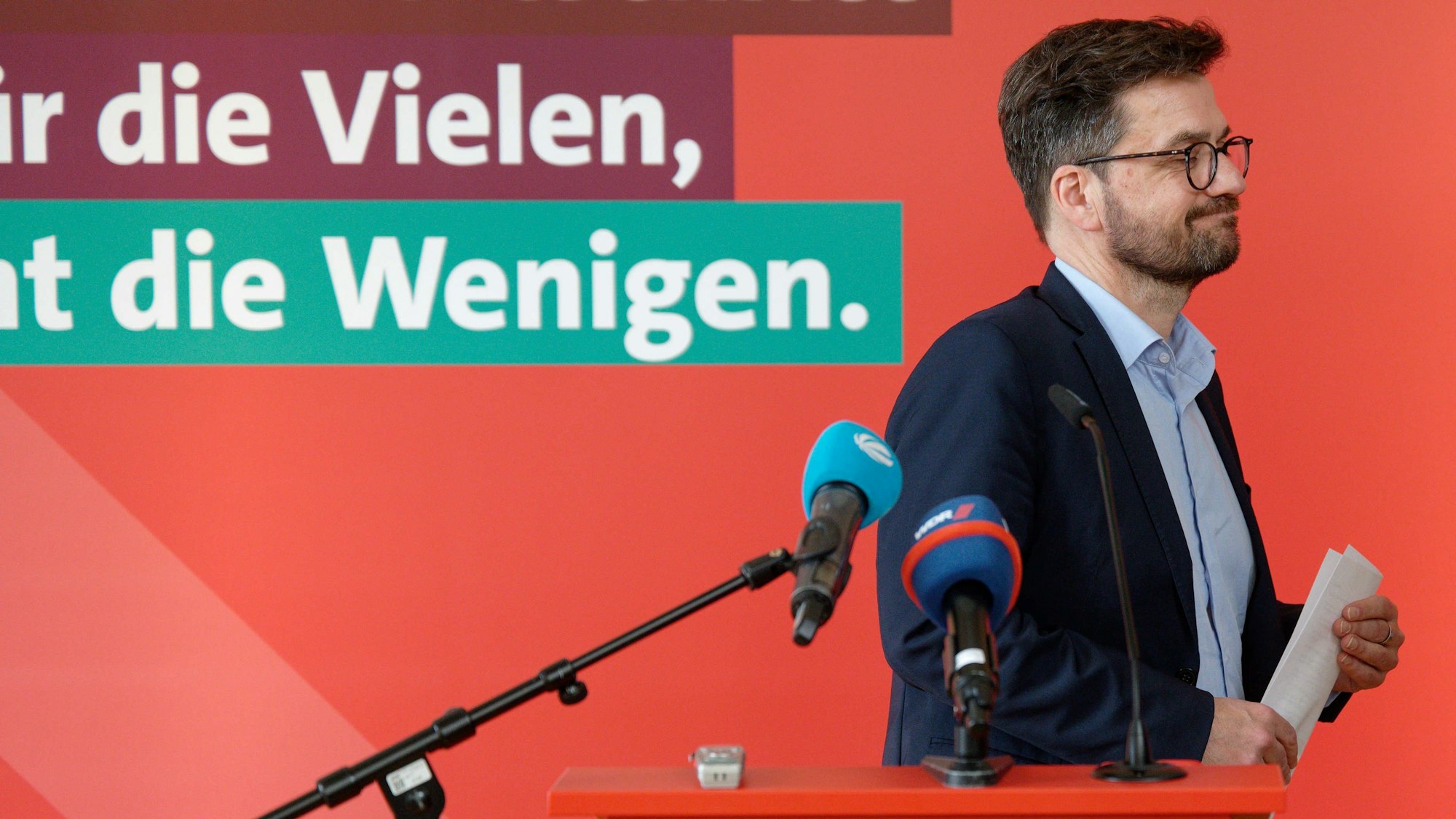 Thomas Kutschaty, Vorsitzender der SPD-Fraktion im Landtag von Nordrhein-Westfalen, gibt ein Statement ab.