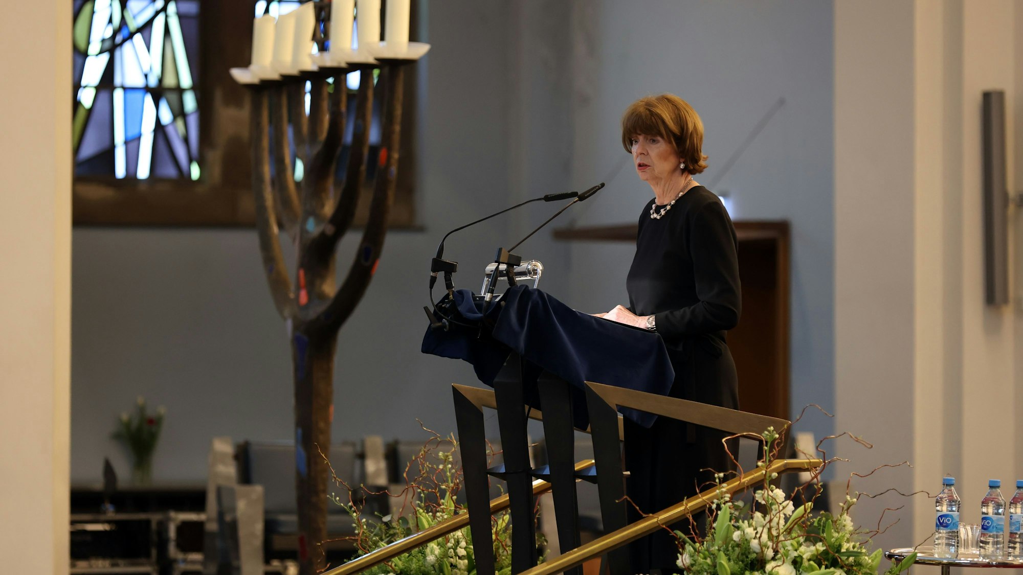 Henriette Reker spricht an einem Redepult.