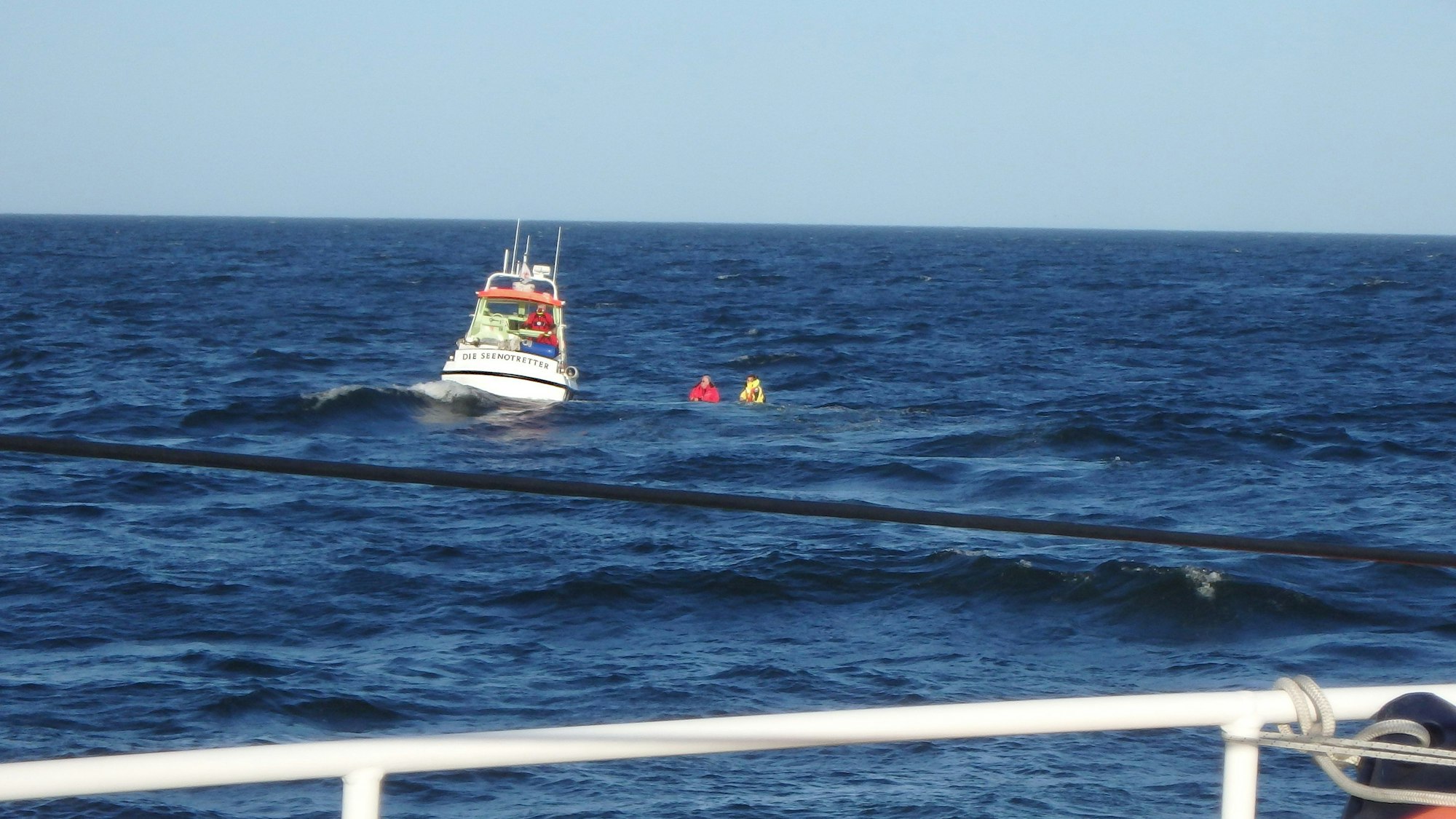 Mit dem Tochterboot «Steppke» des Seenotrettungskreuzers «Berlin» der DGzRS können die Seenotretter Peter «Pete» Sage und seine Ehefrau von dem Dinghy ihrer gesunkenen Segeljacht retten. (zu dpa «Helfer retten Santiano-Geiger aus Kieler Bucht») Foto: DGzRS/dpa - ACHTUNG: Nur zur redaktionellen Verwendung im Zusammenhang mit der aktuellen Berichterstattung und nur mit vollständiger Nennung des vorstehenden Credits +++ dpa-Bildfunk +++