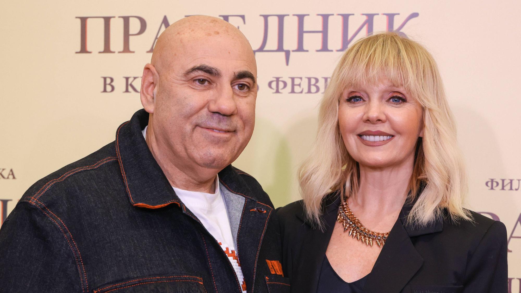 Musikproduzent Iosif Prigoschin mit Sängerin „Valeriya“ bei einer Filmpremiere in Moskau (Archivbild)