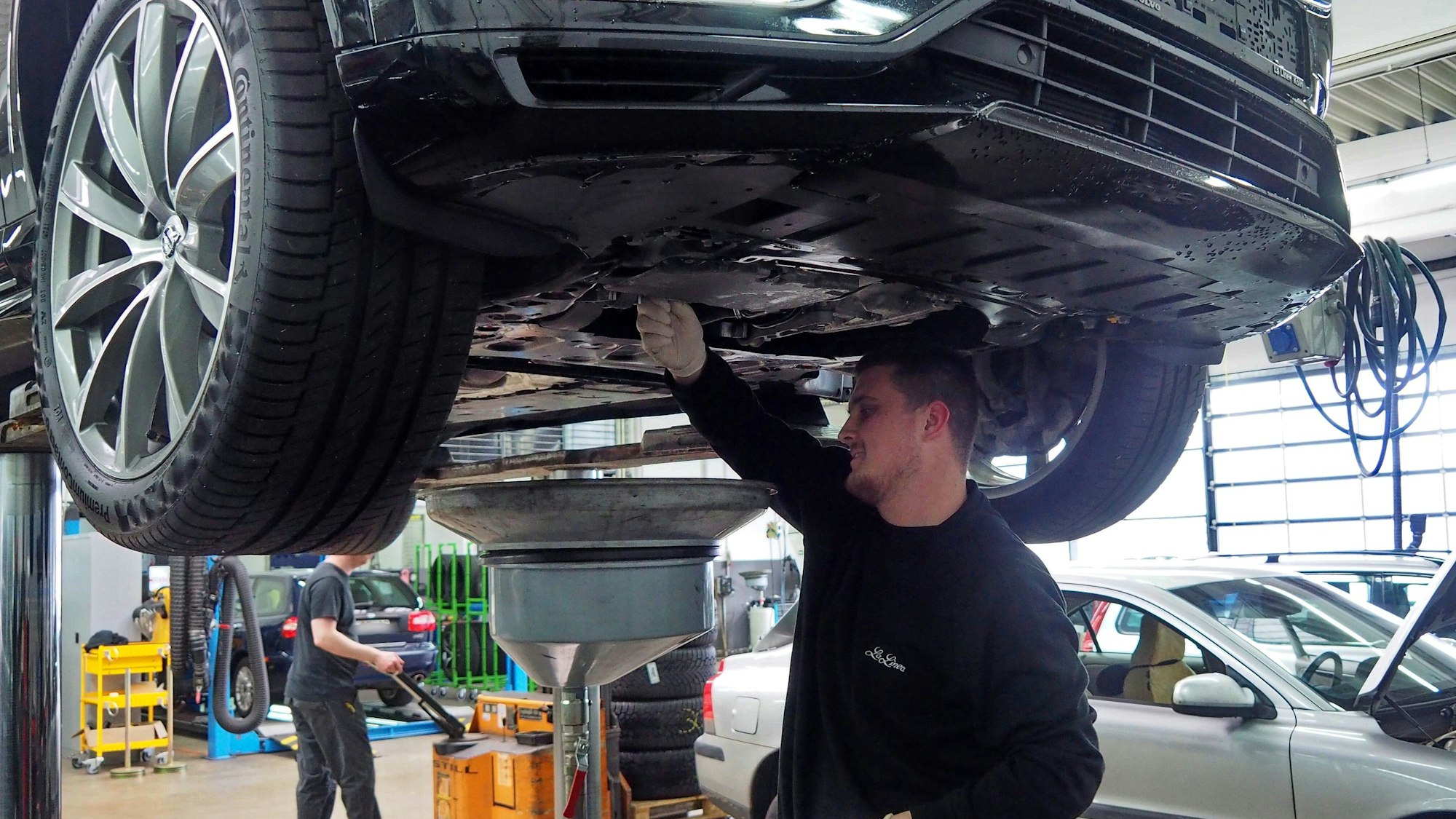 Ein Mechaniker arbeitet an einem Auto.