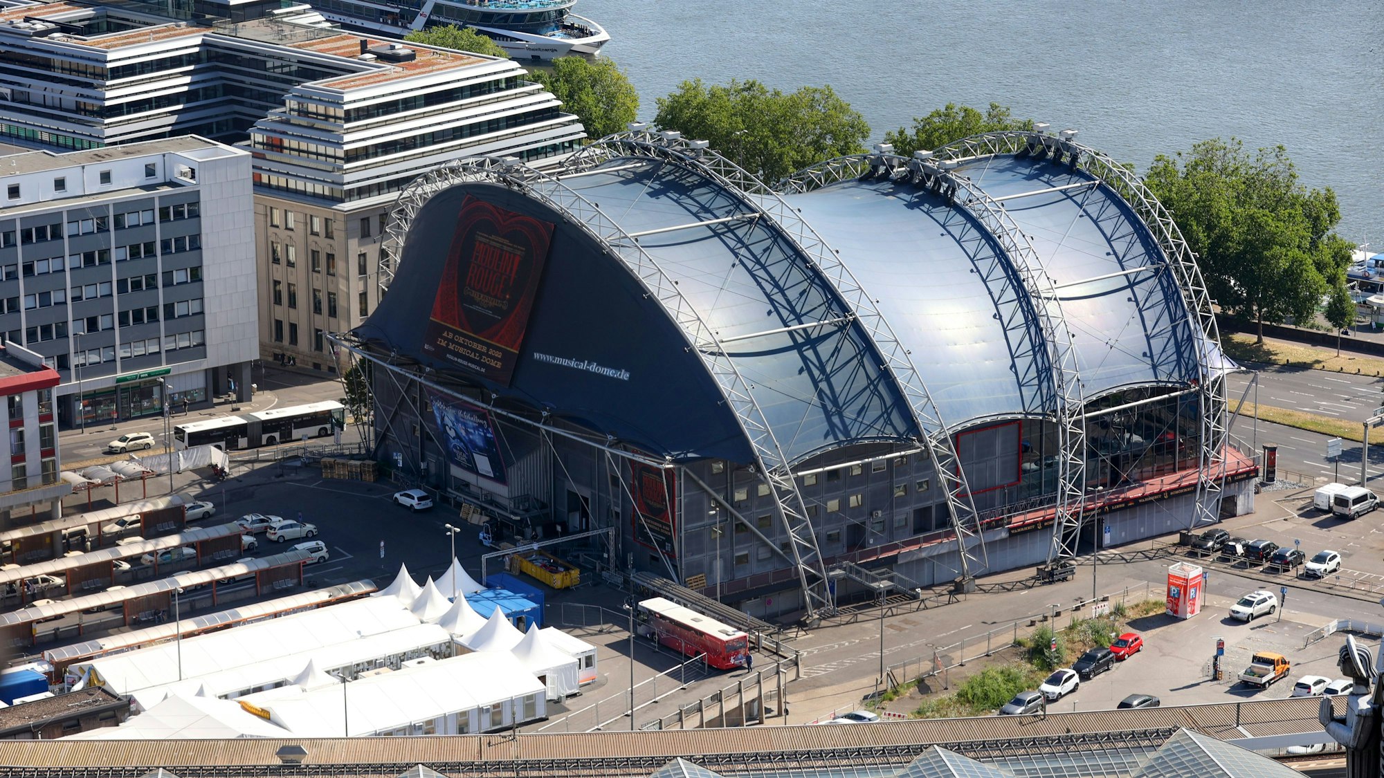 Das Bild zeigt den Musical Dome.