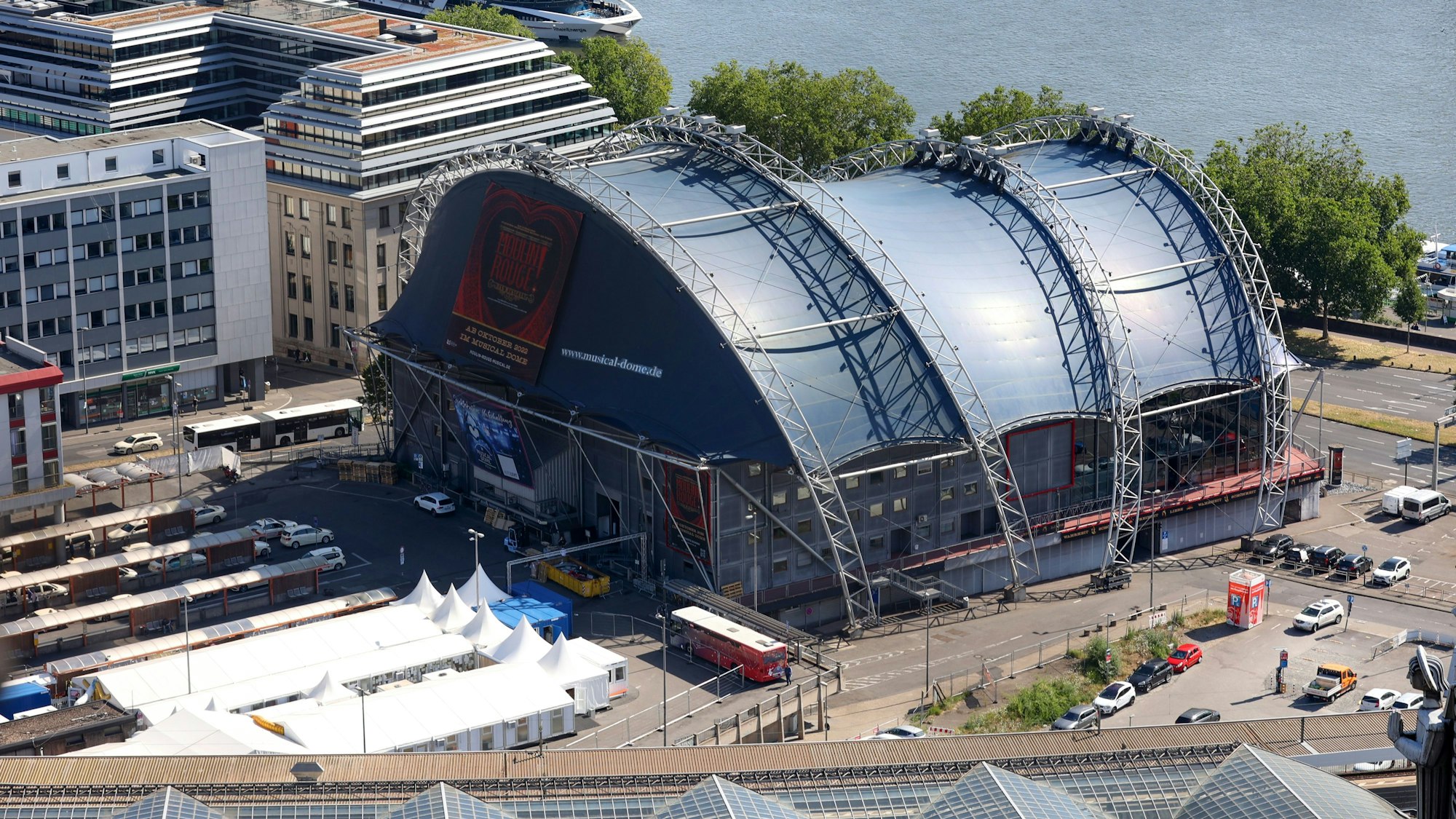 Der Musical Dome Köln vom Dom aus fotografiert