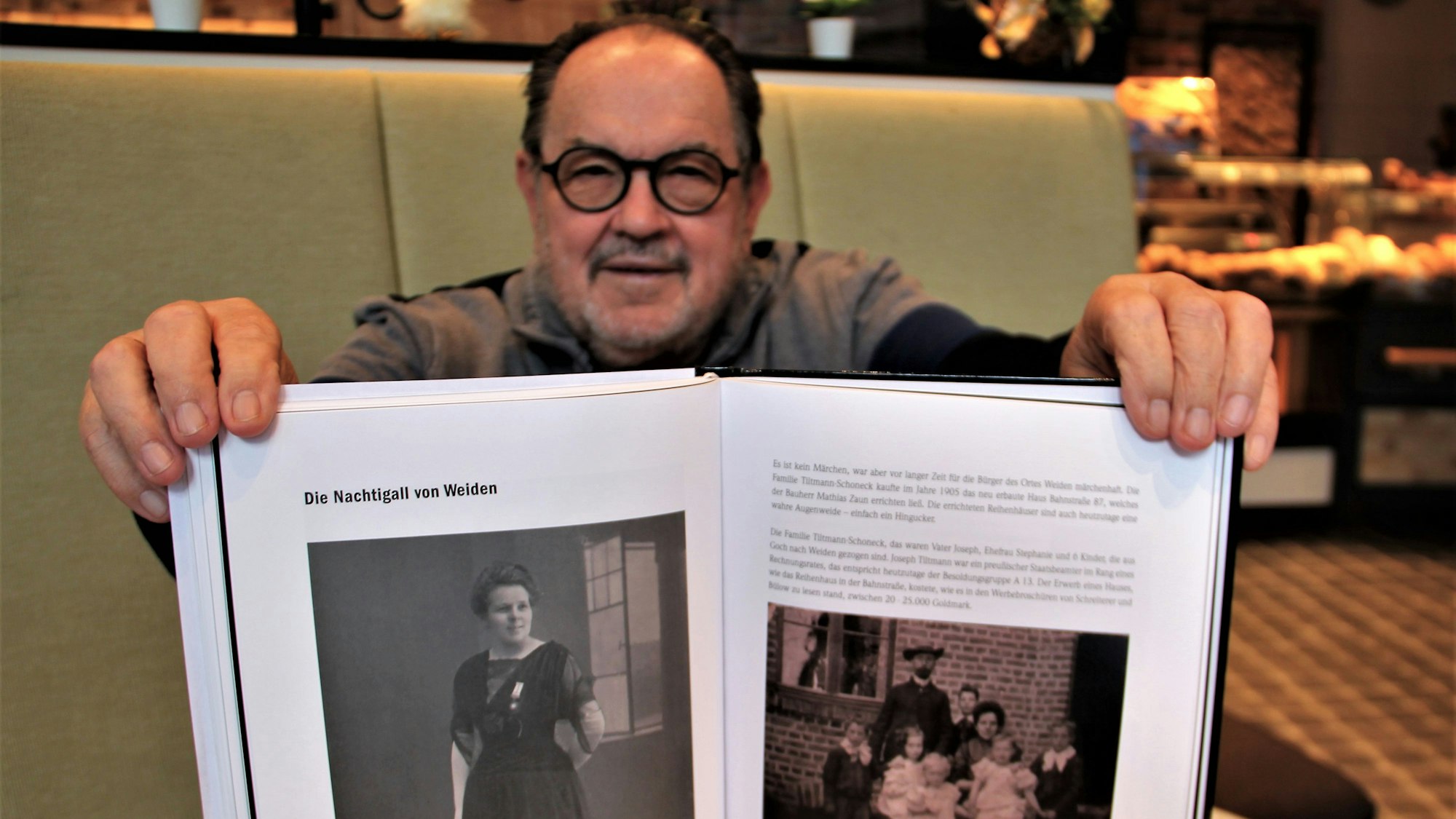 Der Autor präsentiert sein Buch mit dem Kapitel über eine Sängerin.