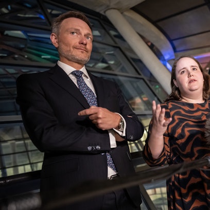 Die Parteichefs der Koalitionsparteien Lars Klingbeil (SPD, r-l) Ricarda Lang (Grüne) und Christian Lindner (FDP) sprechen im Bundestag nach dem Koalitionsausschuss.