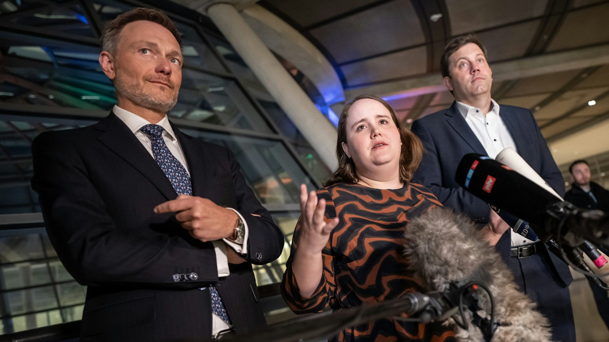 Die Parteichefs der Koalitionsparteien Lars Klingbeil (SPD, r-l) Ricarda Lang (Grüne) und Christian Lindner (FDP) sprechen im Bundestag nach dem Koalitionsausschuss.
